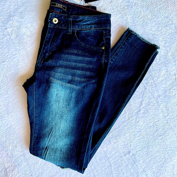 *NWT* L&B, “Lucky & Blessed” Dark Wash, Distressed Knee Skinny Jeans - Picture 3 of 8